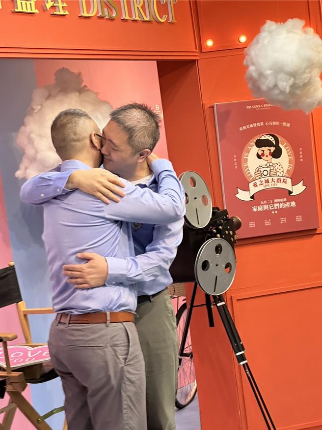 居住在高雄的Rayn與大陸籍男同志伴侶Righ，昨天順利在高雄登記結婚。（高市府民政局提供）