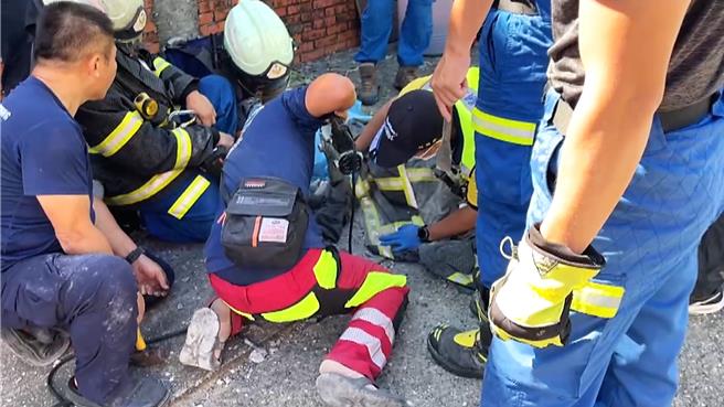 消防队展开抢救阿公手臂大作战，先后使用水、沙拉油等液体润滑，最后出动削岩机破坏水泥。（读者提供／萧嘉蕙台东传真）