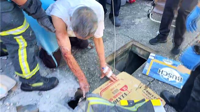 周姓阿公为捡取掉落排水沟的身分证，手臂卡在圆形洞口，获救后不断朝洞口查看，心繫身分证「甘呒拿到」。（读者提供／萧嘉蕙台东传真）