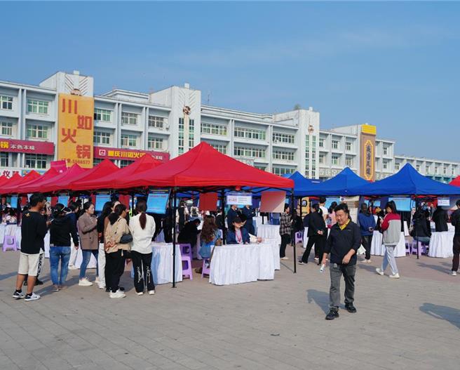 大陆国家发改委国家发改委副主任李春临表示，将从四方面实施就业优先战略，包括创造新的就业增长点、增强新兴产业就业效益、拓宽生活服务性行业的就业空间，以及强化职业教育等。（摘自新华社）