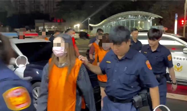 警方前往美容会馆查缉，逮捕9人送办。（警方提供／任义宇高雄传真）