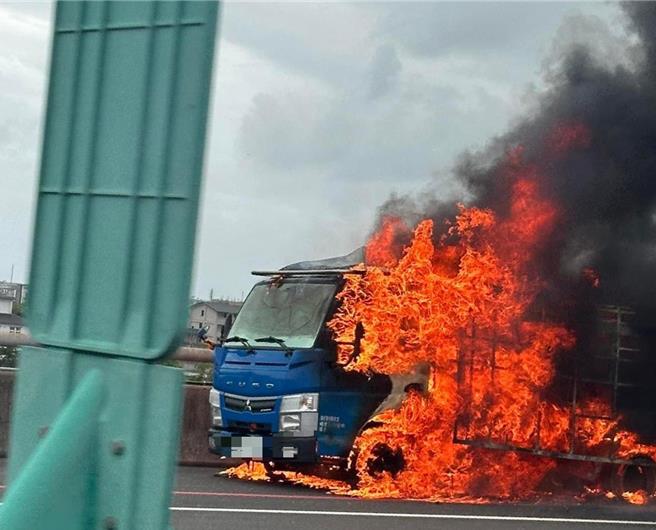 國道5號今上午10時43分發生火燒車意外。（民眾提供／吳佩蓉宜蘭傳真）