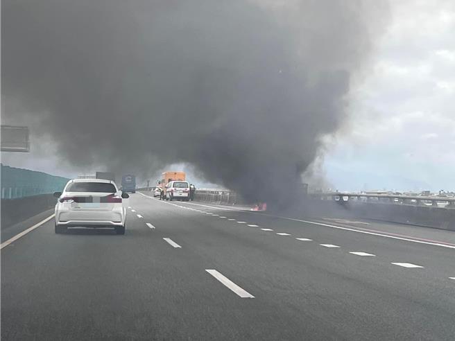 國道5號今上午10時43分發生火燒車意外。（民眾提供／吳佩蓉宜蘭傳真）