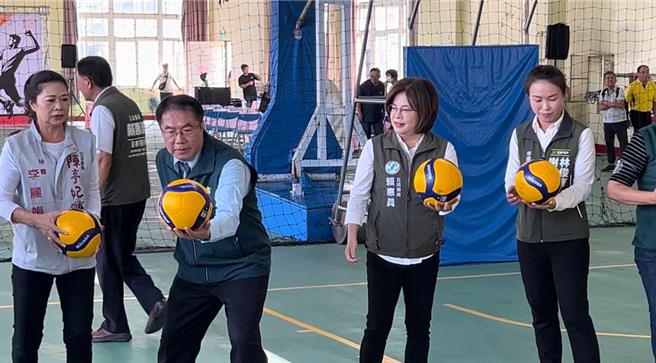 一年一度的華宗盃排球錦標賽即將在12日開跑，台南市長黃偉哲（左二）8日到學甲綜合體育館宣傳，並小試身手與學生們接、發球。（張毓翎攝）