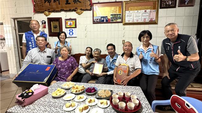 金門縣長陳福海(右四)今日上午偕同夫人許梨羨(前排左三)前往信義新村慰問百歲人瑞謝許麗娟(前排左四)前，除致贈重陽節賀節禮品外，也特別關心長輩們的身體狀況及生活起居。(于家麒攝)