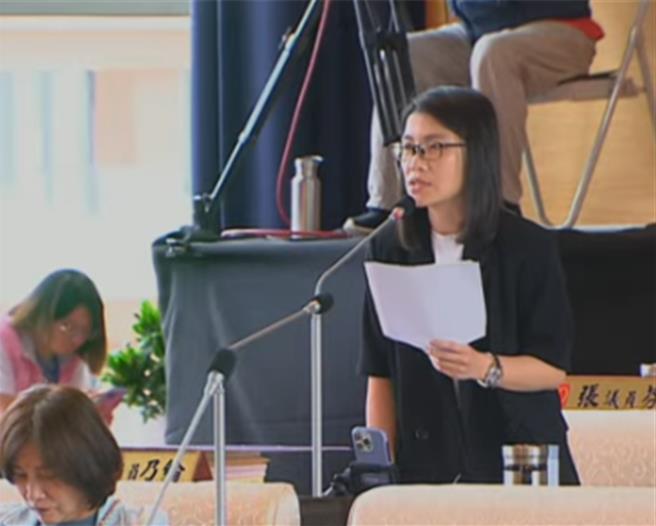 北屯区公所委外游览车载役男前往嘉义中坑营区，司机竟误放大陆军教片，市议员张廖乃纶8日在议会要求说明。（陈淑娥翻摄）