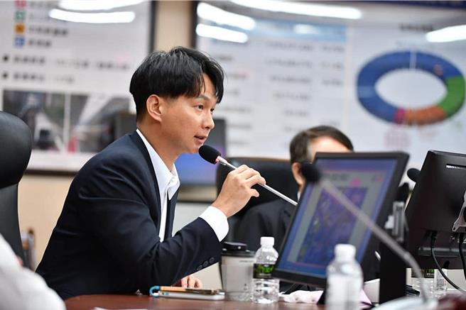 民眾党台北市议员陈宥丞质疑，台北市长蒋万安任命的第三副市长张温德，与当初允诺人选「跨党派、性别平衡及产业或财经背景」三大原则背道而驰。（陈宥丞办公室提供／丁上程台北传真）