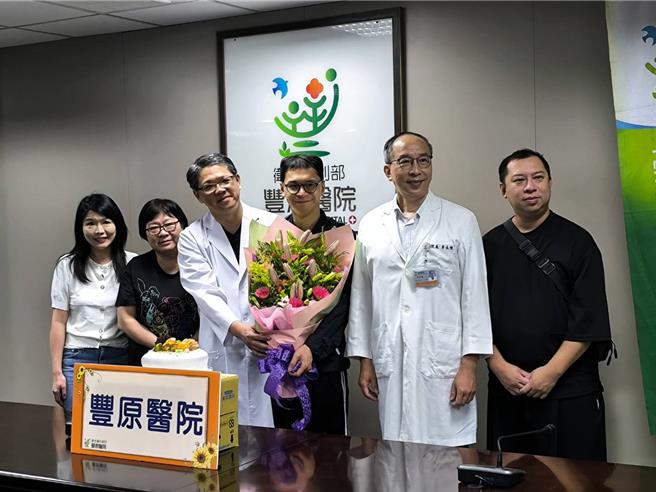 豐原醫院院長李永恒、豐原醫院副院長張正一贈送花束祝賀方浩丞重獲新生。（李京昇攝）