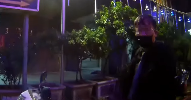 騎士將安全帽當成武器攻擊行人，造成被害人頭、肩膀受傷及腦震盪。（圖／翻攝WoWtchout - 地圖型行車影像分享平台）