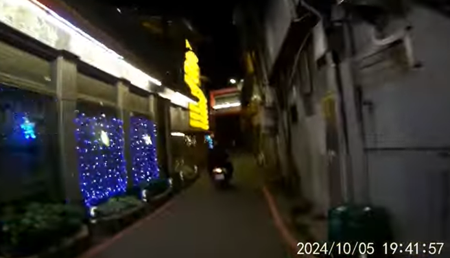騎士戴上安全帽騎車落荒而逃。（圖／翻攝WoWtchout - 地圖型行車影像分享平台）