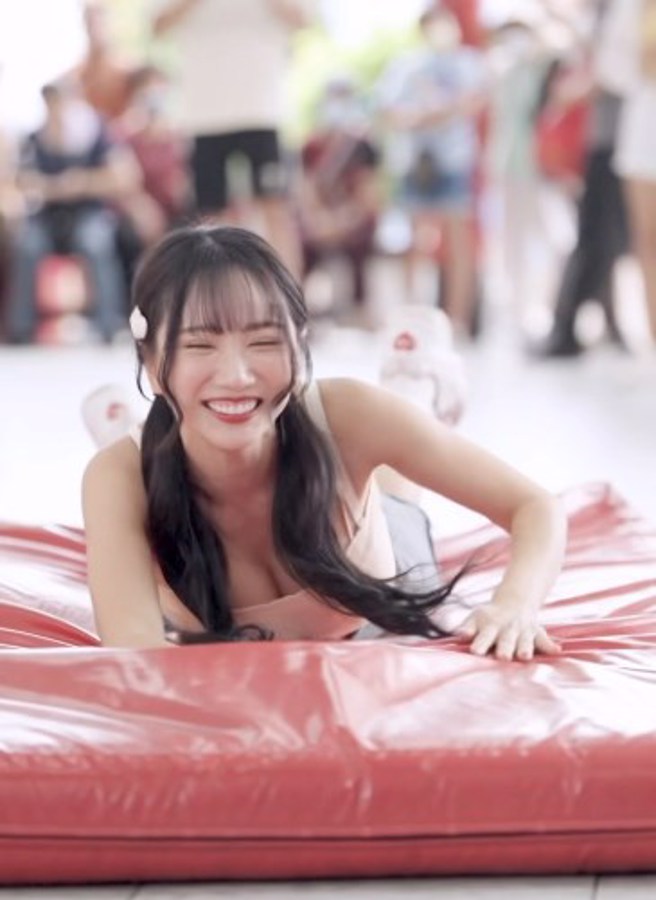 小珍奶往前飞扑时，火辣身材完全藏不住。（图／bubbletea_wang  Instagram）