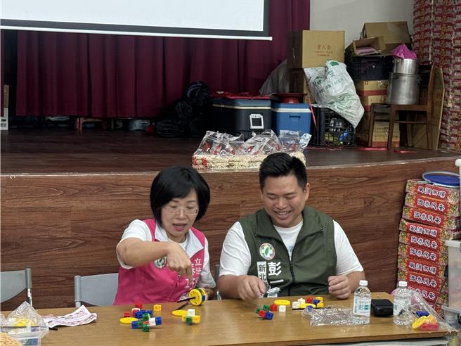 重陽節將至，新北市議員彭一書邀請民進黨籍立法委員蘇巧慧一起和長輩動手玩積木。（柯毓庭攝）