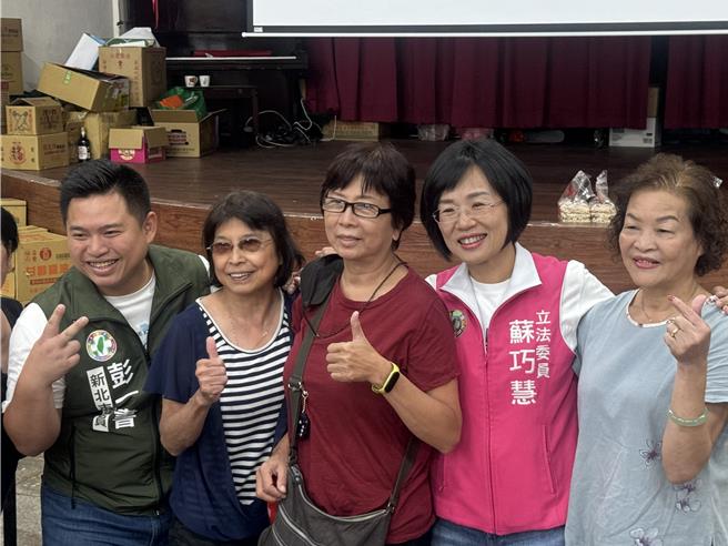 重陽節將至，新北市議員彭一書邀請民進黨籍立法委員蘇巧慧一起和長輩動手玩積木。（柯毓庭攝）