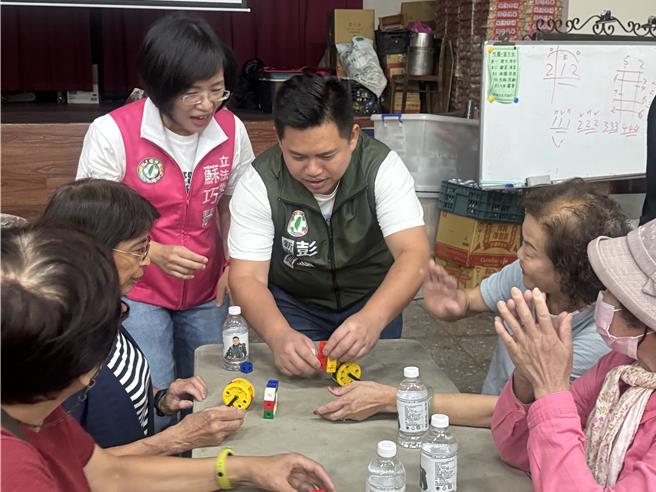 活動中蘇巧慧也和彭一書一起與長輩比賽推積木，雖然兩人遊戲成績慘輸長輩，但仍獲得不少長輩熱烈要求合影留念，兩人也親切地和長輩一一握手。（柯毓庭攝）