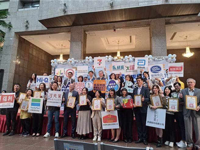 台北市卫生局8日于市府大楼举行「食品效期视觉友善标示辅导成果发表会」与会出席台北市秘书长兼食安官李泰兴（第2排左7）、台北市卫生局长黄建华（第2排左6）、食品药物管理科长林冠蓁 （第2排左3）以及14家参与业者代表等。 （温予菱摄）