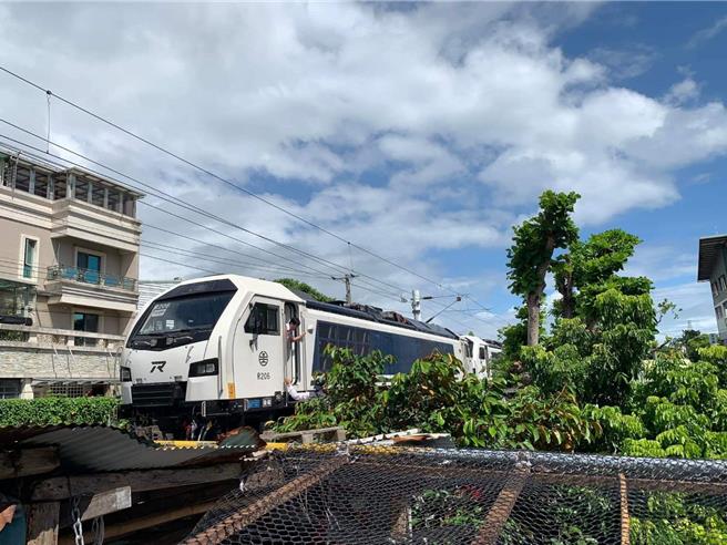台铁新引进R200型柴电机车今早试拉普悠玛列车时，出现异常，列车停在中华路上平交道上。（摘自花莲人脸书社团）