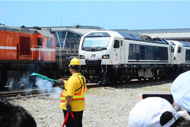 台铁公司新引进R200型柴电机车，经1年测试及调整，今年6月投入营运。（本报资料照片）