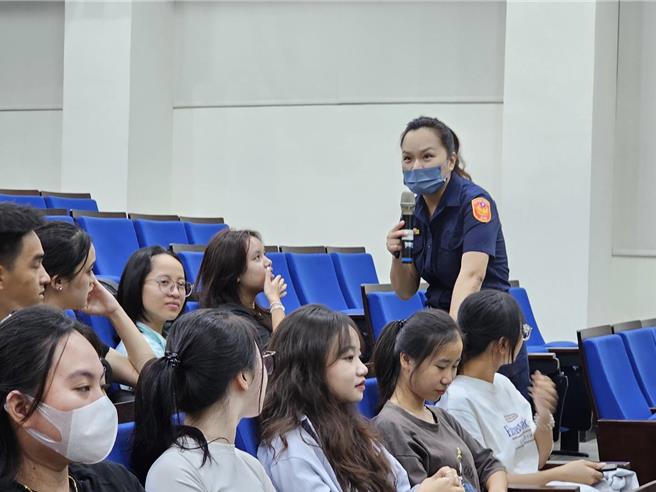 移民署台中市第二服務站邀請台中市政府警察局犯罪預防科今天前往靜宜大學國際專修部，舉辦外國籍學生在台說明會。（移民署提供／李京昇台中傳真）
