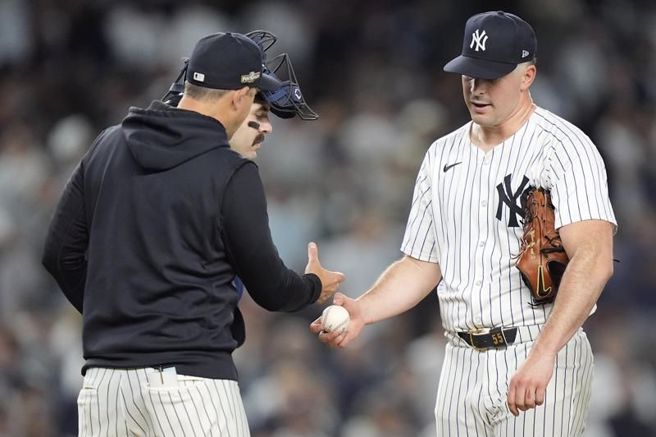 洋基左投羅棟(右)先發3.2局失4分退場。（美聯社）