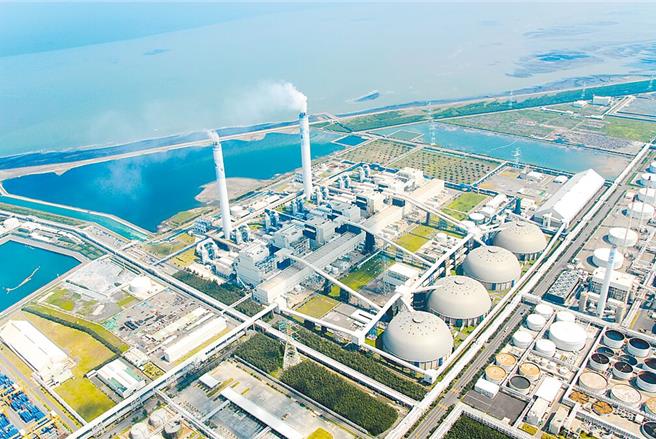 麦寮海水淡化厂因获环境部同意，得至今年10月底竣工营运，台塑近期以哈衝突为由，第3度申请展延至2026年4月。图为台塑麦寮六轻厂区。（台塑提供）