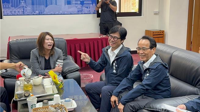 針對藍營直球問與賴清德有心結？高雄市長陳其邁（中）尬笑。（柯宗緯攝）