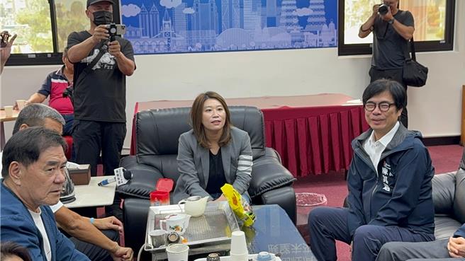 國民黨高市議員劉德林（左）今（8）日當面向高雄市長陳其邁（右）直球提問，高雄得不到賴清德總統關愛的眼神，是否兩人有心結？（柯宗緯攝）