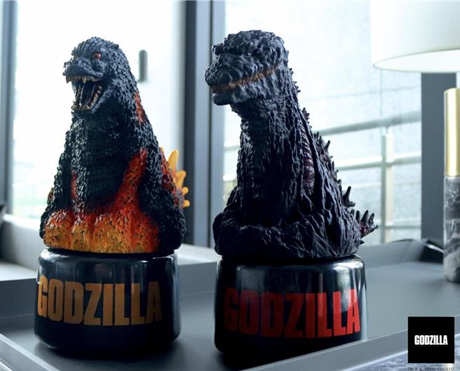 哥吉拉系列造型纪念酒继四月首次结合台湾高粱酒推出首款「哥吉拉(1995)红莲款」(左)引发怪兽迷抢购盛况后，再度推出「正宗哥吉拉(2016)款」70周年造型纪念酒(右)，势必再掀起一波收藏迷疯狂抢购的热潮。(图／业者提供)