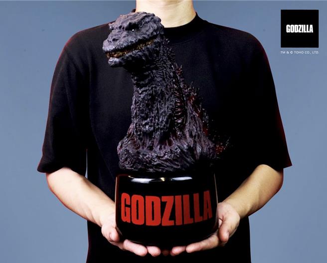 「哥吉拉系列造型纪念酒-正宗哥吉拉(2016)款」，其皮肤表面如同焦黑的火山岩，散发出无与伦比的压迫感和毁灭气息。(图／业者提供)