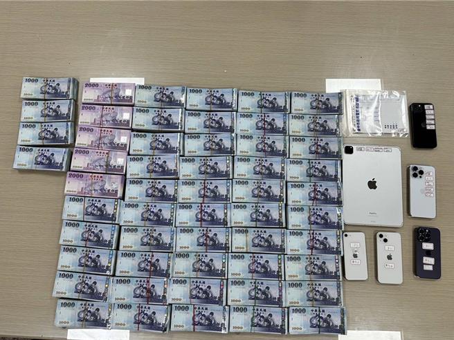警方在洪嫌、廖嫌住處查獲贓款586萬元。（民眾提供／郭良傑高雄傳真）