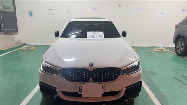 警方查扣洪、廖2嫌代步的BMW名車。（民眾提供／郭良傑高雄傳真）