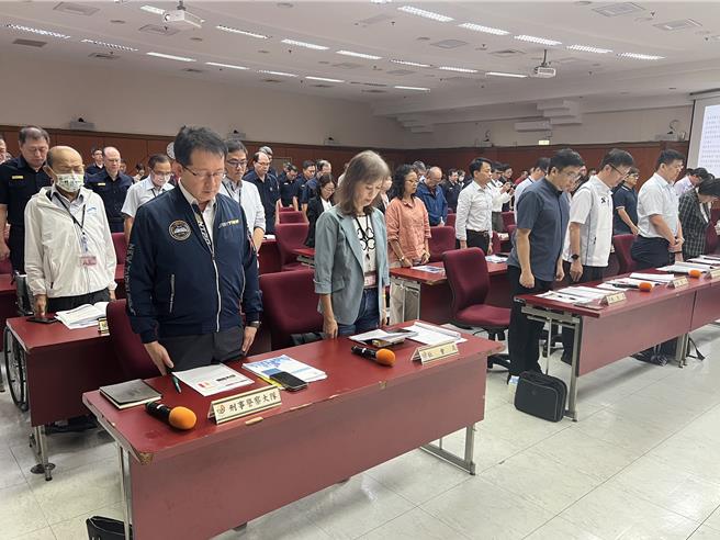 新北市長侯友宜帶領與會所有人向已故劉宗鑫所長默哀。（王揚傑攝）