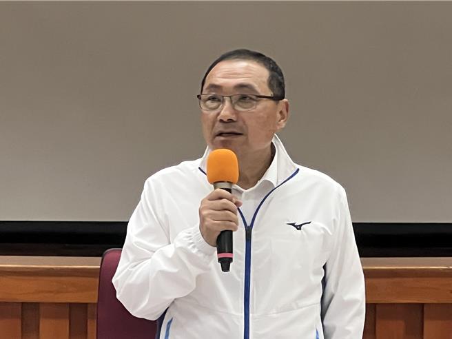 侯友宜主持10月治安會報，提醒第一線值勤人員注意自身安全。（王揚傑攝）