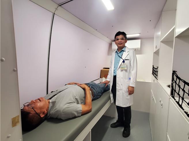 全国第一辆配有医师、护理师、药师的行动医疗车今日在云林启程，图为台大云林分院罕见疾病中心主任杨丰荣示范诊疗。（周丽兰摄）