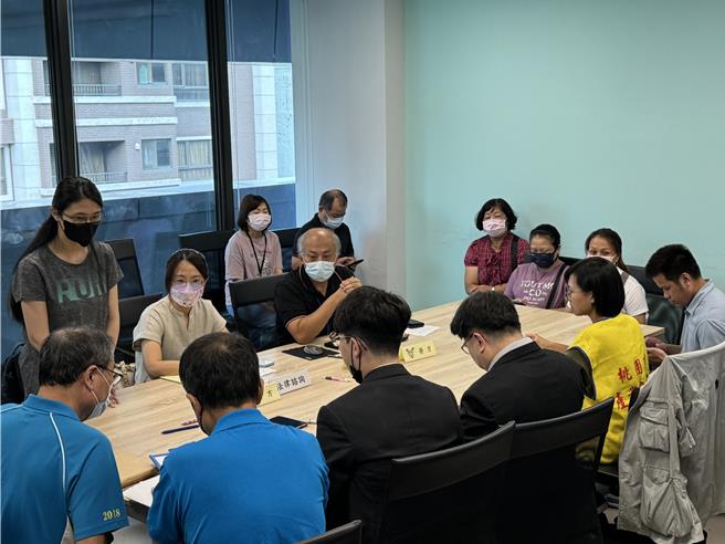 大同染整公司關廠爭議，經桃園市勞動局2次馬拉松式強制協商，7日晚間達成協議，讓關場爭議順利落幕。(蔡依珍攝)