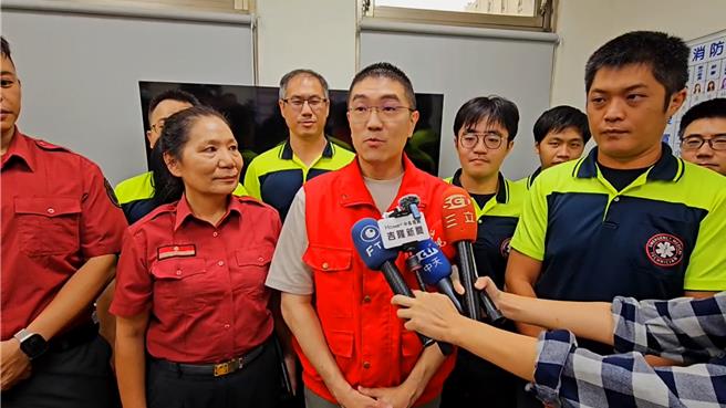 基隆市長謝國樑（中）表示，在颱風山陀兒救災期間，外界許多人試圖詆毁基隆市清潔隊及消防局同仁的士氣，讓他深感不捨。（張志康攝）