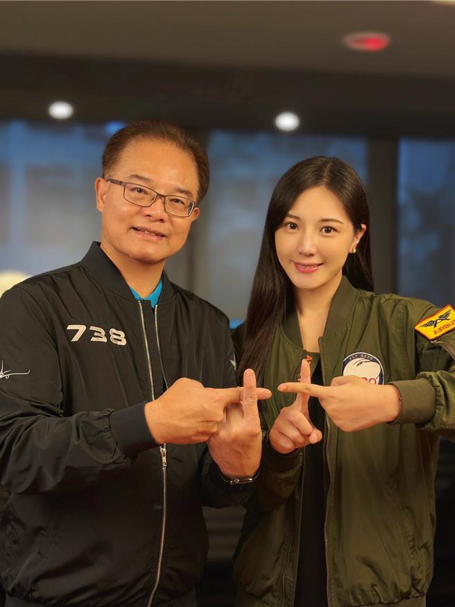 虞承璇（右）与爸爸虞思祖「双虞组合」将以诙谐幽默、轻松活泼的互动方式呈现解说。（年代提供）