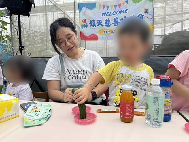 小朋友开心品嚐小黄瓜。（丰原农会提供／李京升台中传真）