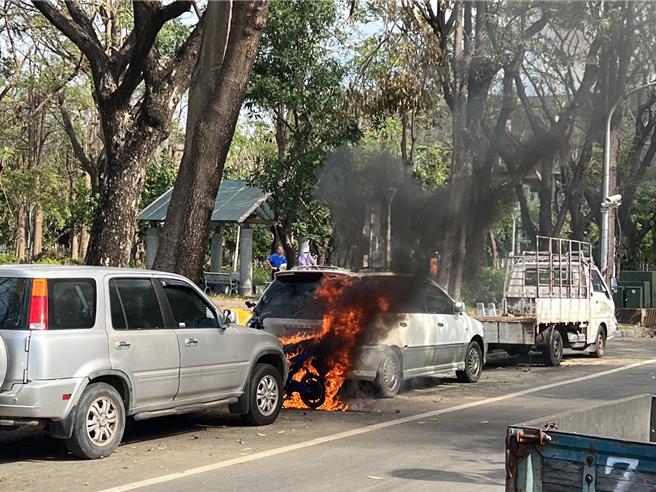 停在路边的电动车突然自燃起火燃烧，还波及前后两车。（民眾提供／郭良杰高雄传真）
