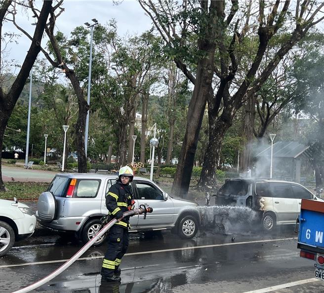 消防队员接报赶到拉水线喷洒进行灭火。（民眾提供／郭良杰高雄传真）