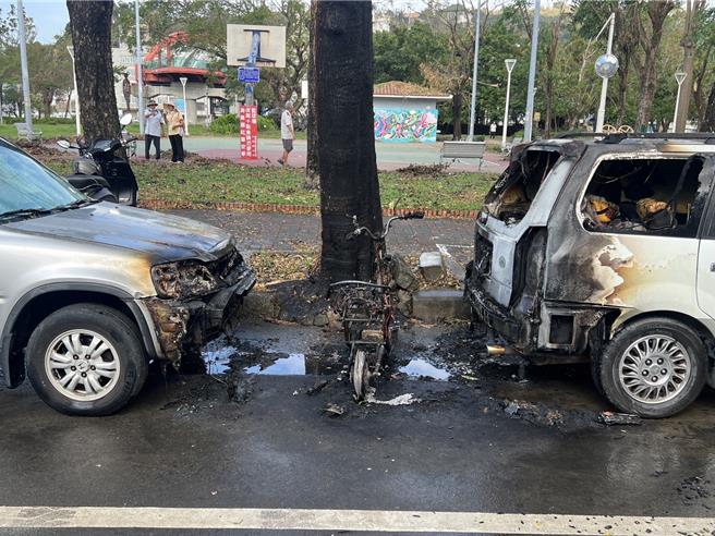 电动车烧得剩下骨架，前后两车损坏情形待勘查。（民眾提供／郭良杰高雄传真）