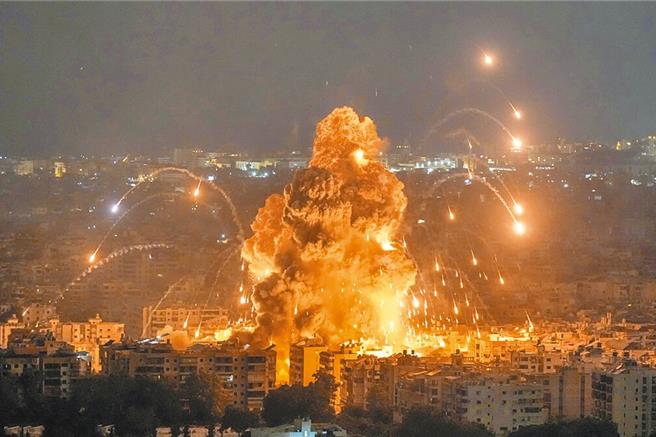 以色列对黎巴嫩贝鲁特发动空袭，火焰和浓烟升起。（美联社）