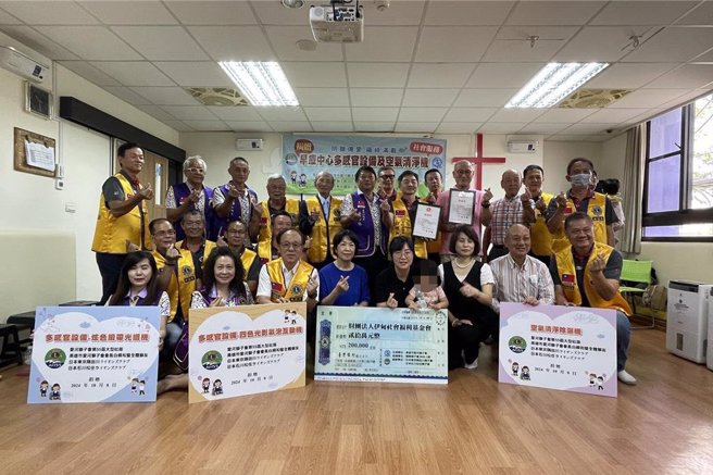 国际狮子会300E-3区高雄市爱河狮子会，今日捐赠20万元感官辅具设备给伊甸基金会。（林雅惠摄）