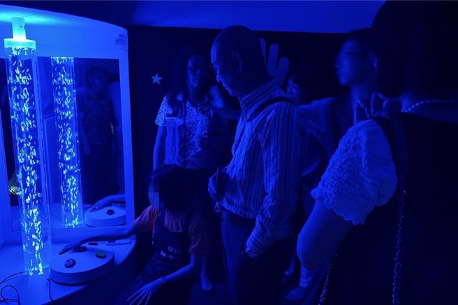 狮友参观黑屋泡泡灯管等感官设备。（林雅惠摄）