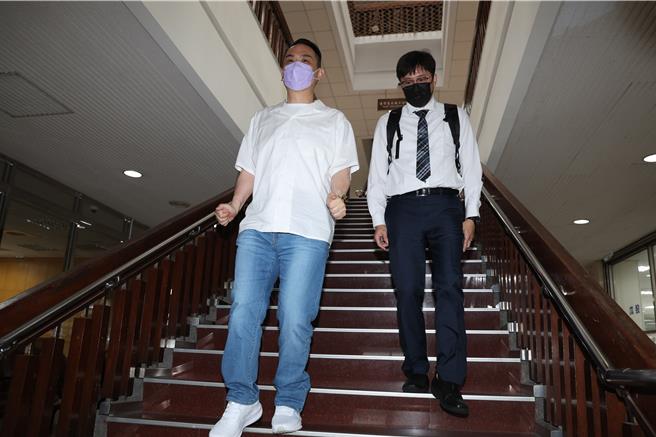 台北市议员陈重文，因为涉及台智光弊案遭到收押超过195天，直到10月1日才交保离开看守所，8日上午台智光案再度开庭。陈重文（左）午后结束庭讯后，在律师陪同下步出法院，面对媒体提问表示，「我相信司法会还我清白」。（邓博仁摄）