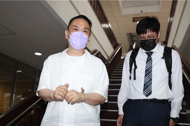 台北市议员陈重文，因为涉及台智光弊案遭到收押超过195天，直到10月1日才交保离开看守所，8日上午台智光案再度开庭。陈重文（左）午后结束庭讯后，在律师陪同下步出法院，面对媒体提问表示，「我相信司法会还我清白」。（邓博仁摄）