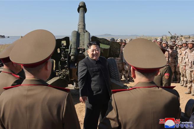 北韓領導人金正恩9月視導火砲射擊。(取自朝中社)