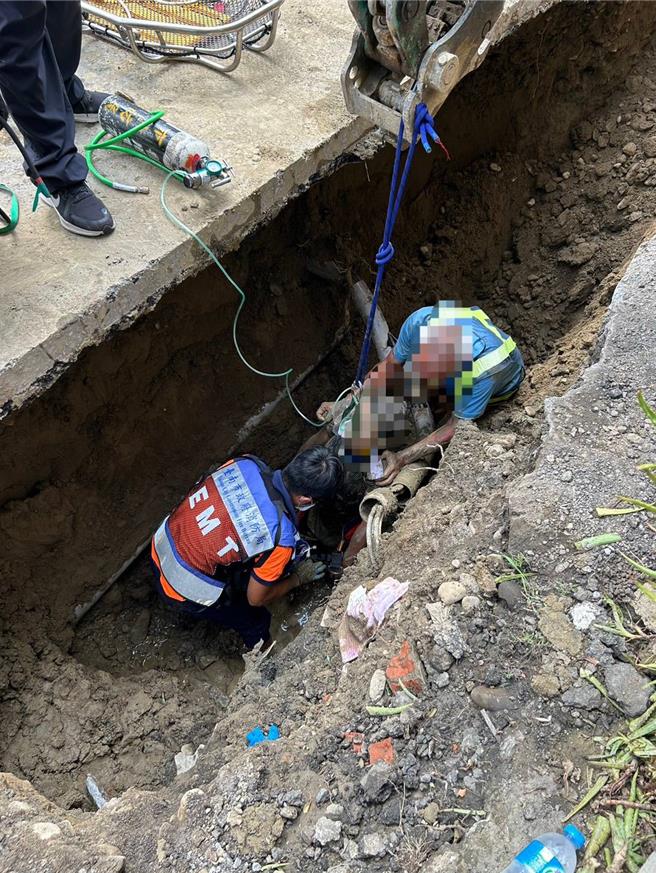 台南市新营区民治路今（8）日接近中午时，一名越南籍工人施作污水工程时，道路下方的土堆无预警坍方，造成他下半身被土堆压住、无法动弹。（读者提供／张毓翎台南传真）