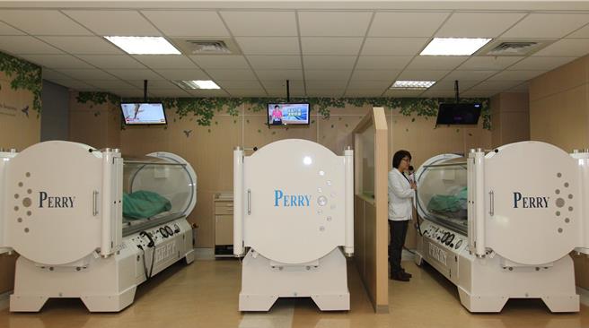 高压氧治疗可帮助提高内耳组织含氧量，加速听力恢復。（大千医院提供／谢明俊苗栗传真）