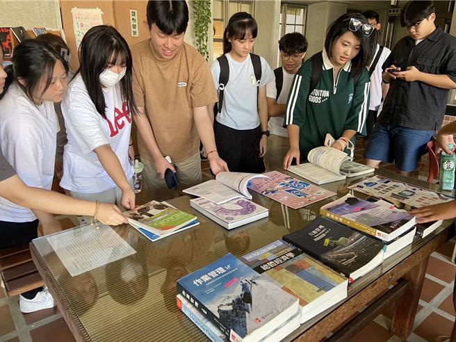 金門大學企業管理系學會舉辦「書海傳承」書籍交流活動，延續書籍的知識價值，推動二手書籍循環利用，也藉此活動幫助學弟妹及經濟不利的弱勢學生。（圖／金門大學）