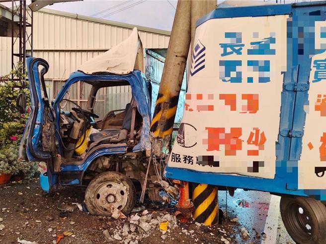 疑天雨路滑，小貨車失控自撞路邊電線桿，不但撞斷電線桿，車頭、車廂也嚴重變形。(中埔分局提供／呂妍庭嘉義傳真)